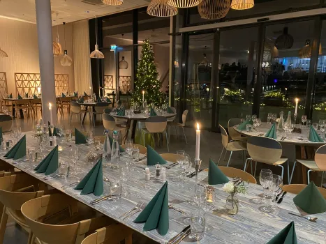 Julebord oppdekket restaurant