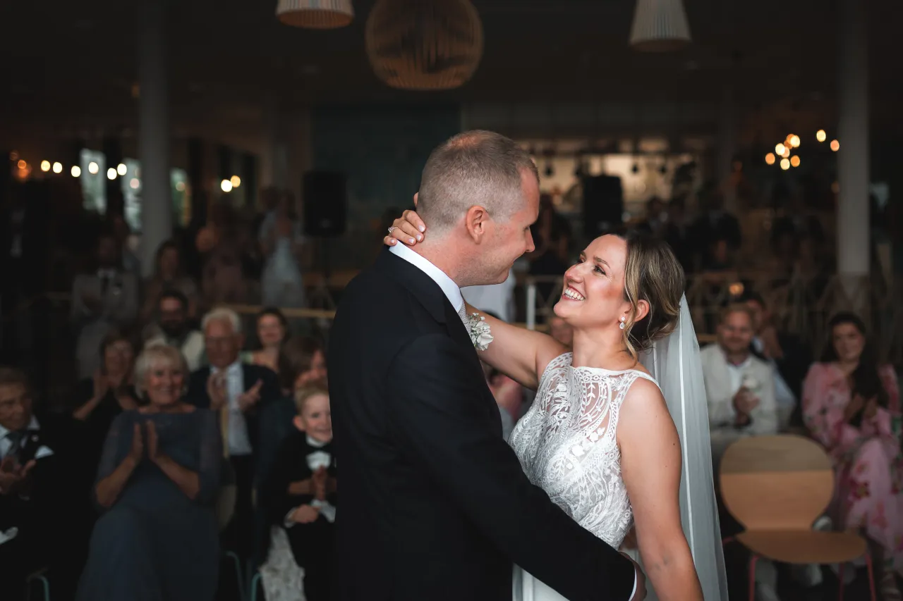 Brudepar med gjester etter vielse i restaurant 