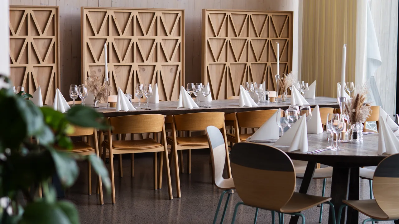 Restaurant Njord oppdekket gruppebord og plante halvtotal