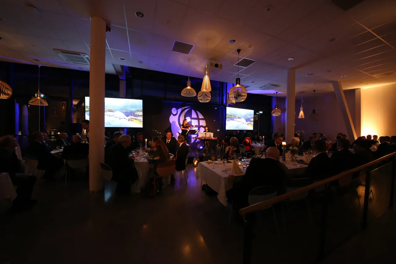 Award middag i restauranten med musikere