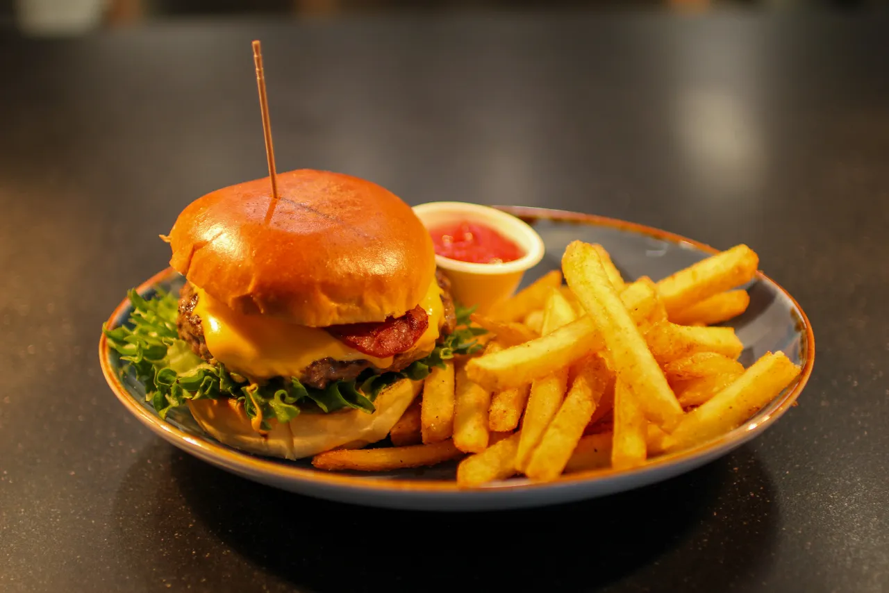 Storfeburger med frites