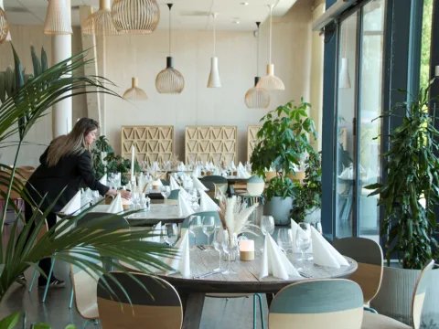 Njord restaurant med servitør dekker opp