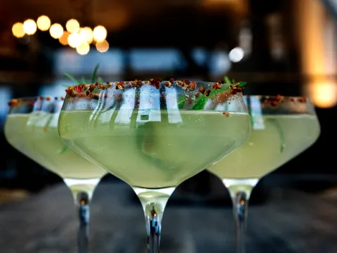 Tre coctail i baren