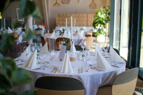 Oppdekket bord til bryllup