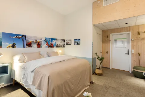 Hotellrom seng mot dør