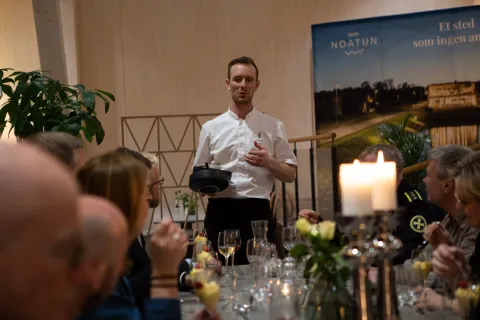 Kokk presenterer