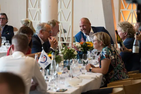 Smilende gjester i restaurant halvtotal