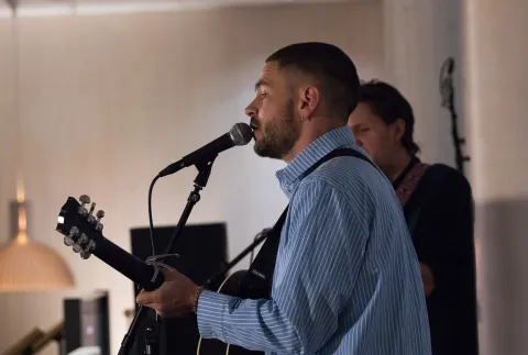 Artist og gitarist i restaurant