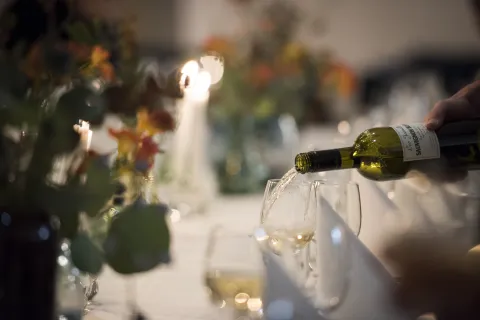 Vin serveres ved bordet uten gjester