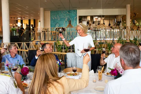 Kvinne skåler i restauranten